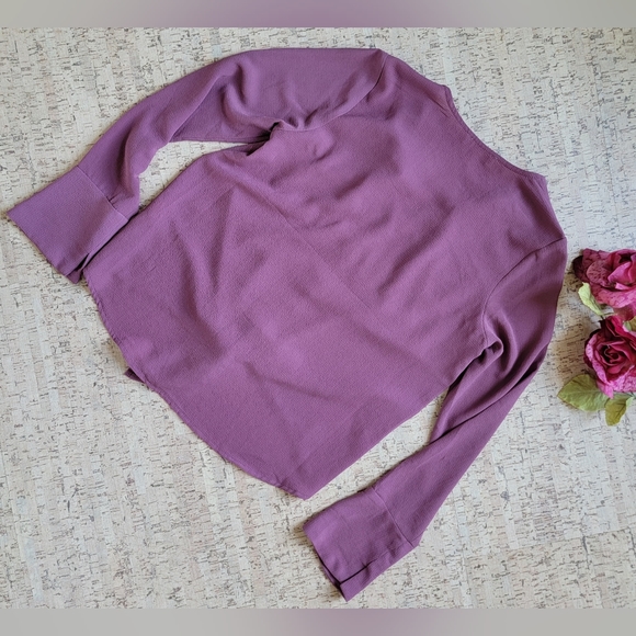 Like new long sleeved blouse - Picture 3 of 4